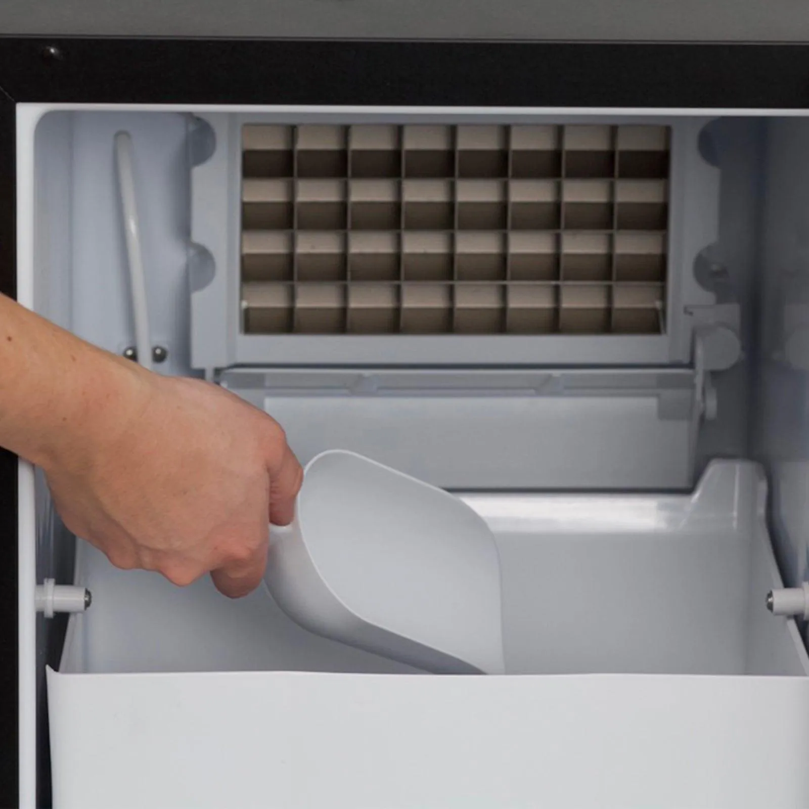 Avanti IME49U3SIS Avanti Elite Built-In Or Freestanding Ice Maker, 15" - Stainless Steel / 49 Lbs